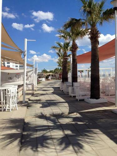 Excellent 2 Bed Apartment With Pool View, AC & Gym!