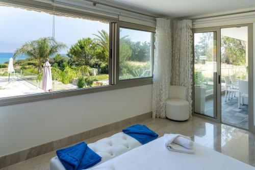 Villa Harmonia - 4 Bedroom Luxury Beach Front Villa With Private Swimming Pool