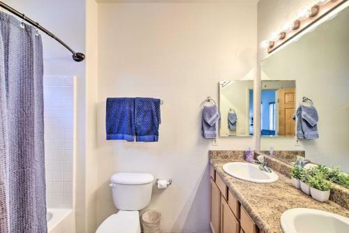 Townhome With Deck And Fireplace About 3 Mi To Lake!
