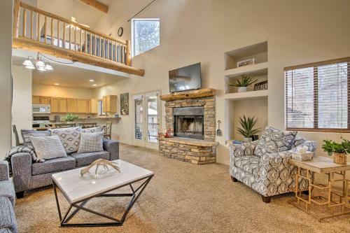 Townhome With Deck And Fireplace About 3 Mi To Lake!