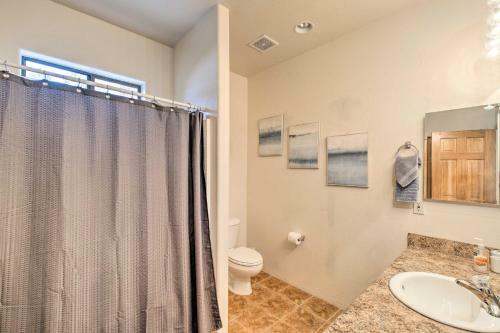 Townhome With Deck And Fireplace About 3 Mi To Lake!