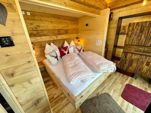 Tiny House Singer - Contactless Check-in