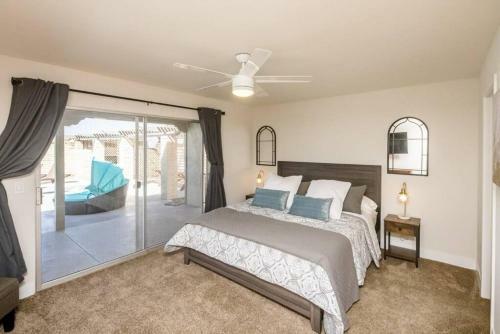 Palm Paradise Water Views Heated Pool & Spa!