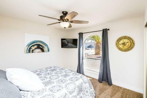 Palm Paradise Water Views Heated Pool & Spa!