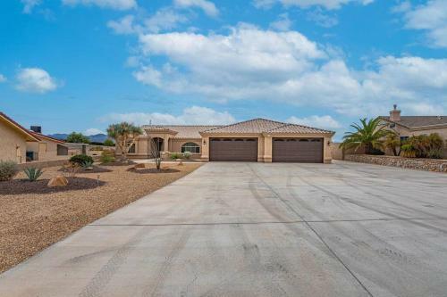 New! Lake Views Elevated Luxury W/ Heated Pool, Spa & Firepit