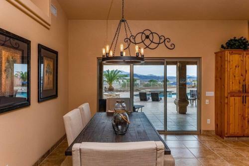 New! Lake Views Elevated Luxury W/ Heated Pool, Spa & Firepit