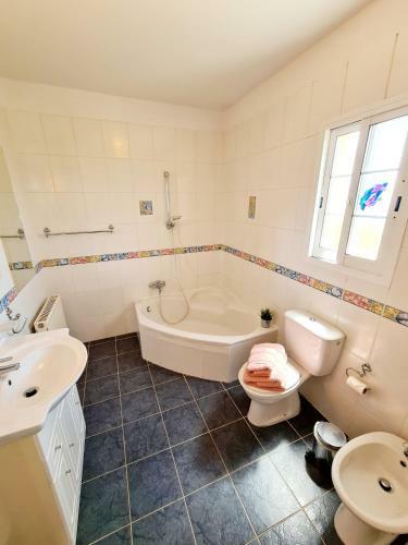 Villa Elysium, 3 Bedrooms, Pool, Sea View & Wifi