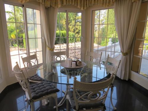 Spacious 700m2 Villa, Golfers Paradise.