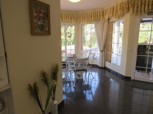 Spacious 700m2 Villa, Golfers Paradise.
