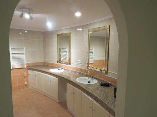 Spacious 700m2 Villa, Golfers Paradise.