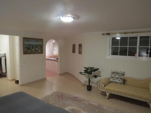 Spacious 700m2 Villa, Golfers Paradise.