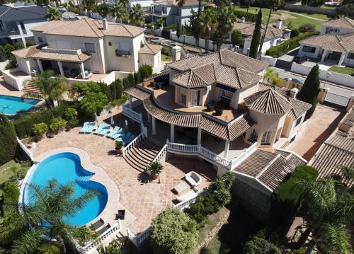 Spacious 700m2 Villa, Golfers Paradise.