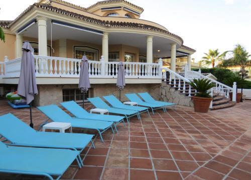 Spacious 700m2 Villa, Golfers Paradise.