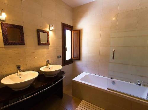 Peaceful Location And Only 10 Mins Walk To Beach!