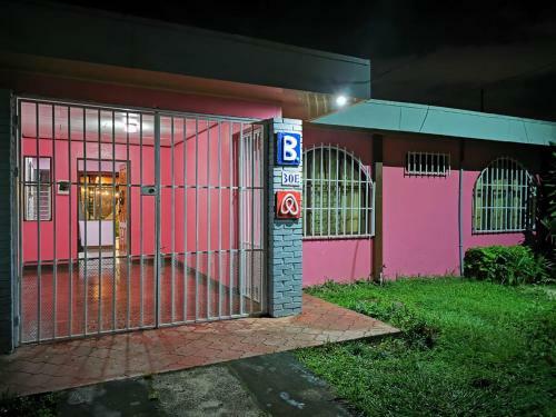 Hostal Airport Traveler's Home