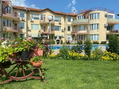 Apartments In Complex Daisy