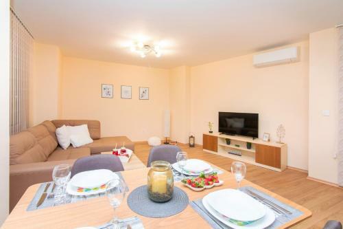 Domus Apartments Grand