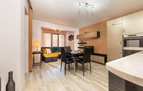 Downtown 1bd Apartment With A Cosy Balcony