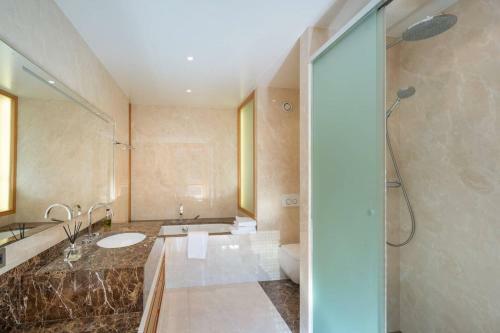 2bd Modern Apartment In Geneva Center With Rooftop