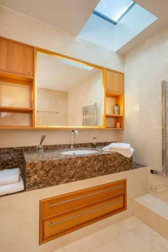 2bd Modern Apartment In Geneva Center With Rooftop
