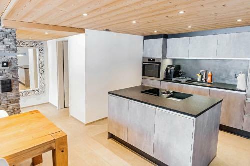 Chic Alpine Apartment For 5 - Perfect For Skiers