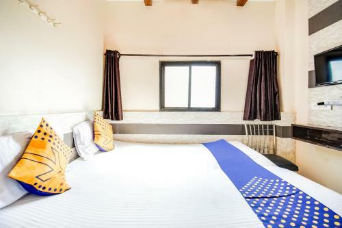 Spot On 61105 Hotel Rajhans