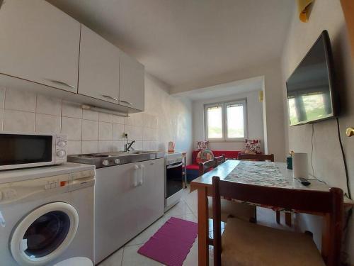 Apartments With A Parking Space Makarska - 6729