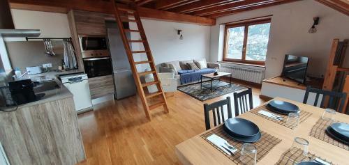 Apartamento D�plex Amb Altell de Luxe + Parking (Ta�ll)