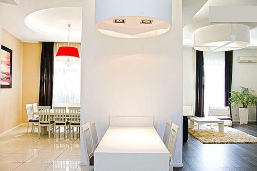 Villa White House