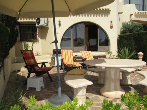 Mediterranes Reihenhaus Mit Gemeinschaftspool Und Meerblick