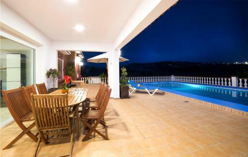 Nice Home In Teulada With 6 Bedrooms