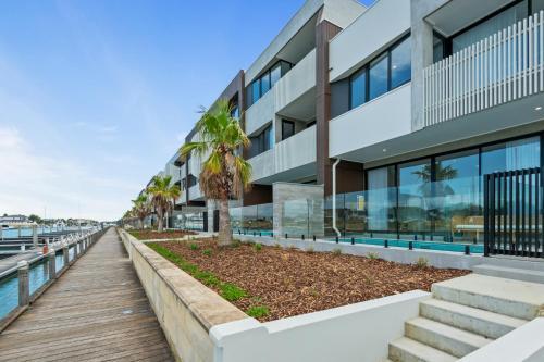 Luxurious Waterfront Townhouse With Pool