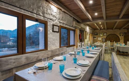 Hostal Avenj�car