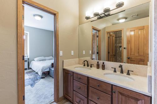 Cozy Modern 4br Home In West Colorado Springs Home