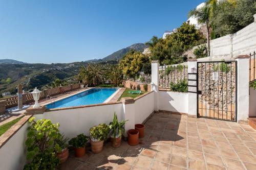 Modern 2-bedroom Frigiliana Apartment With Pool