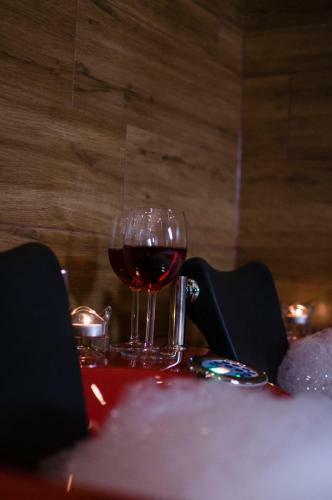 Cracow Jacuzzi Apartments - Red Room