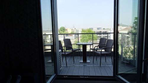 Black Line Apartment