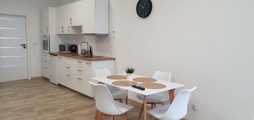 Fio?kowe Apartamenty W Dolinie Baryczy
