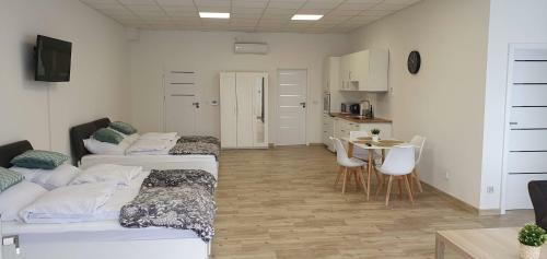 Fio?kowe Apartamenty W Dolinie Baryczy