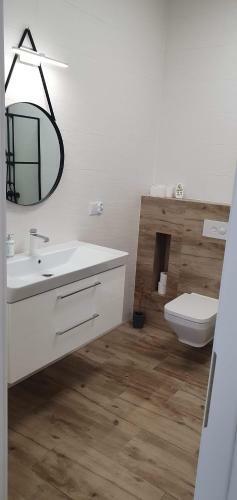 Fio?kowe Apartamenty W Dolinie Baryczy
