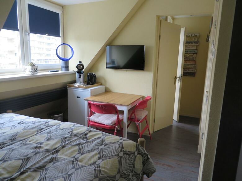 Hostal Pension Sixtysix