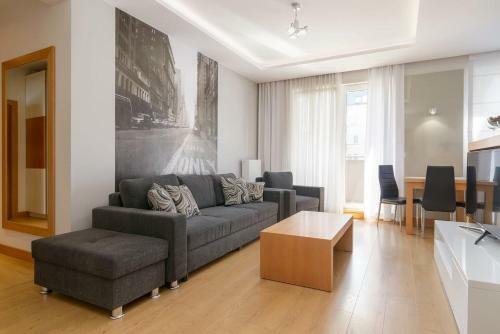 D?browskiego Apartment