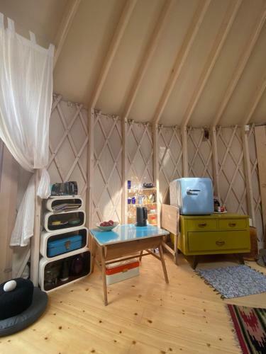 Black Yurt Chromiec