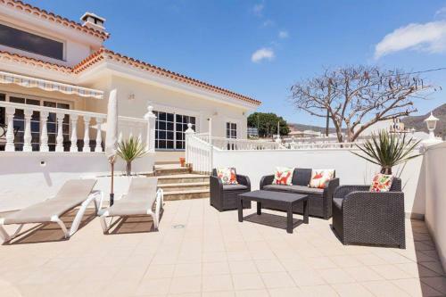 Villa Mercedes With Heated Pool And Wifi Internet