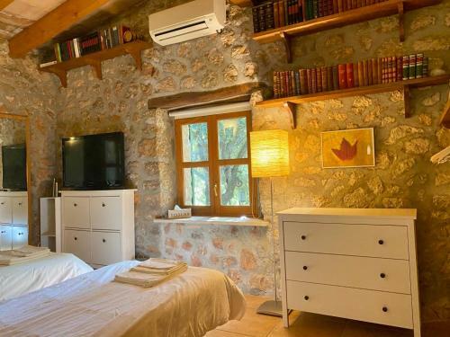 Fabulous Rustic Villa Set On Mountain With Unique Views