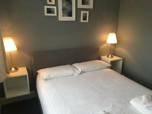 Hostal The Manor Hotel