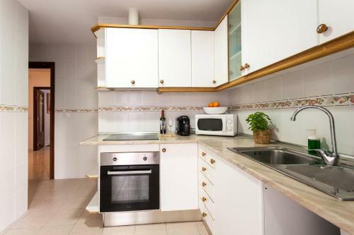 Spacious, Bright Apartment Next To The Old Town