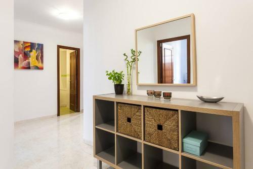 Spacious, Bright Apartment Next To The Old Town