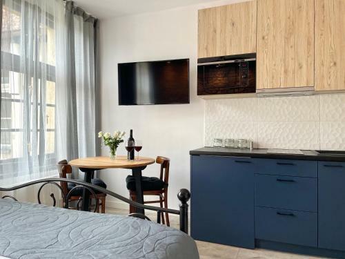 Copernicus Street Apartment - Broken Flowers