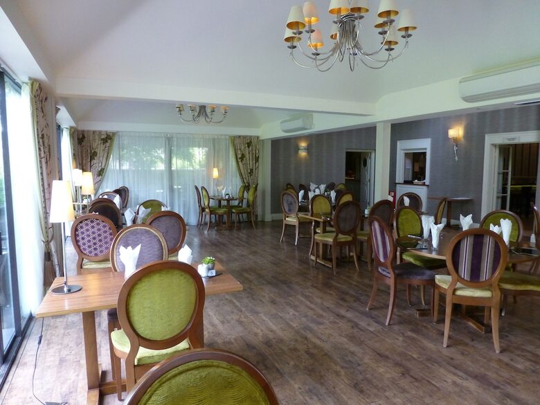 The Riverside House Hotel